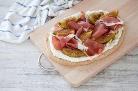 Ricetta Bruschetta Con Robiola Prosciutto Crudo Noci E Fichi All