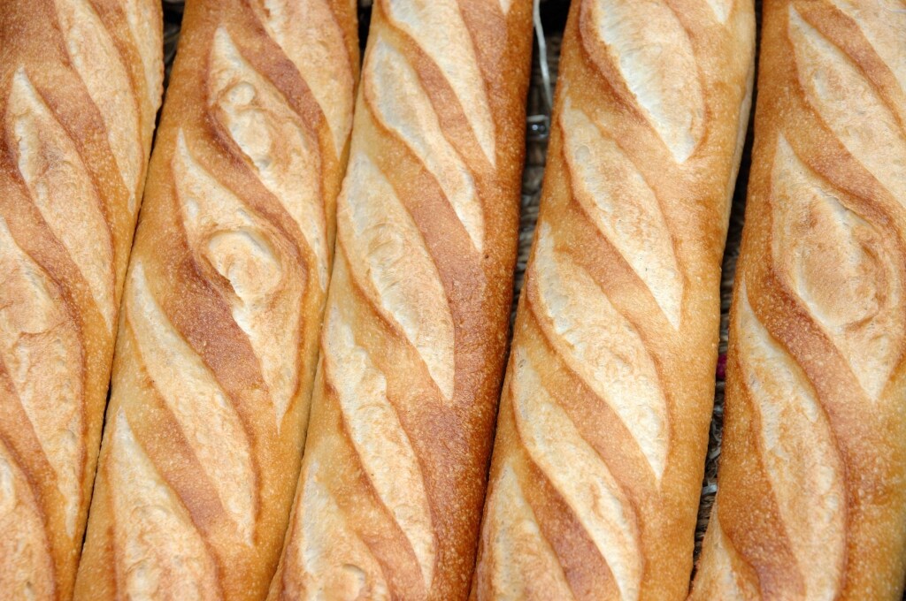 baguette sotto il braccio in bicicletta