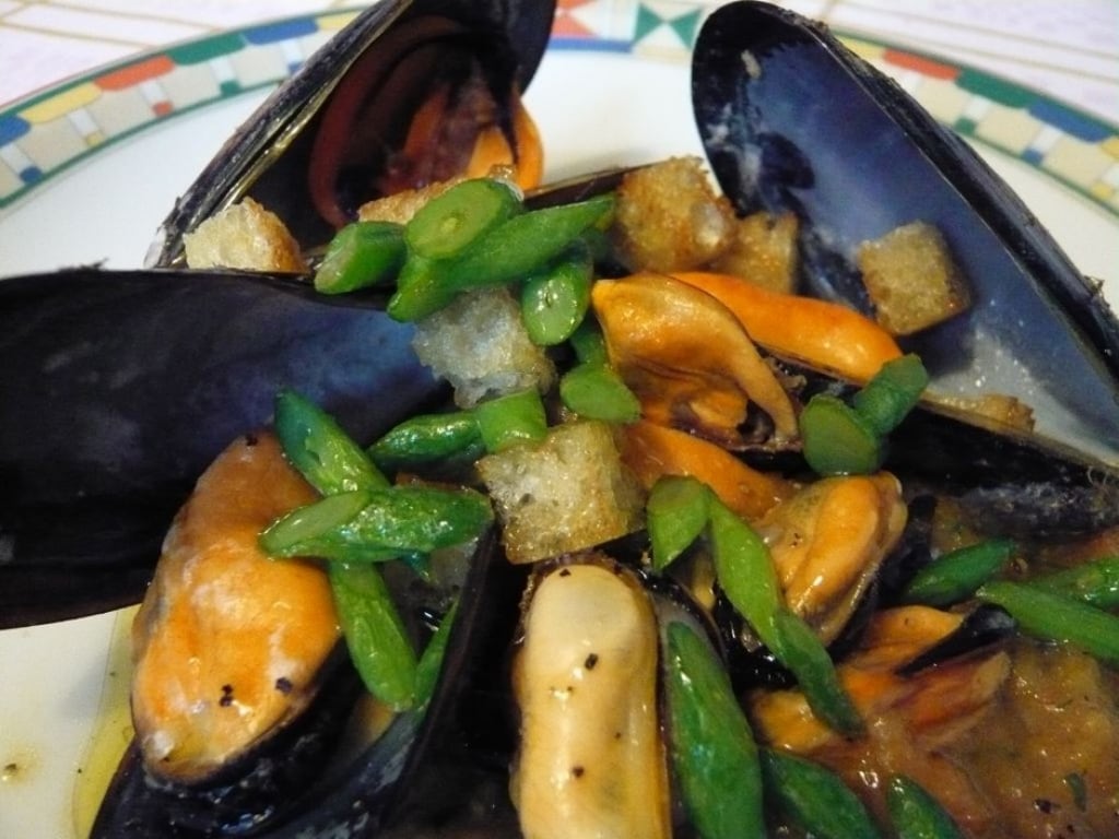 Ricetta Cozze in guazzetto con crostini fritti e fagiolini ...