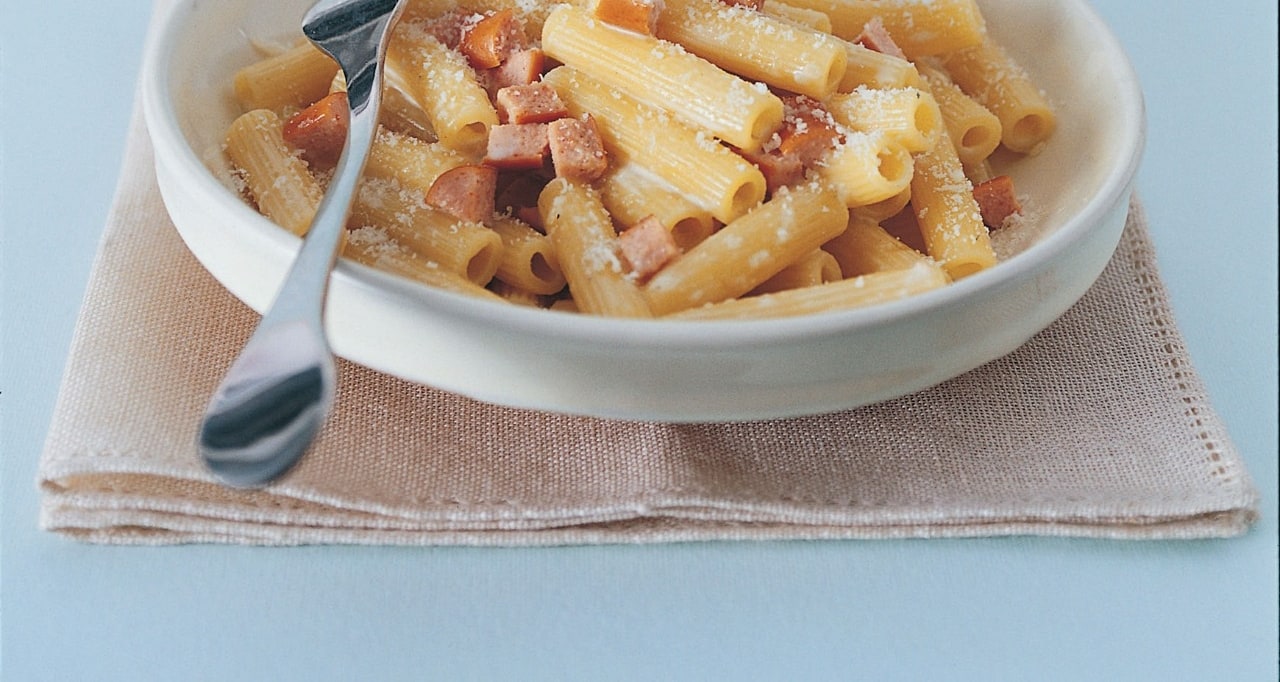 Maccheroncini ai würstel, panna e uova ricetta