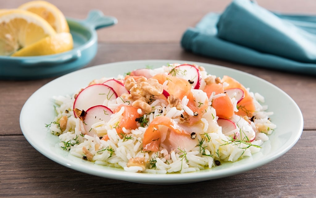 Ricetta Insalata di riso basmati, salmone e spada affumicati - Cucchiaio  d'Argento