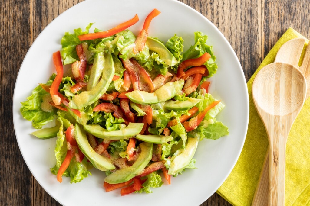 Insalata di lattuga, avocado e peperoni