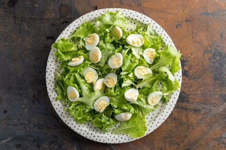 Preparazione Insalata di lattughino e uova di quaglia - Fase 1