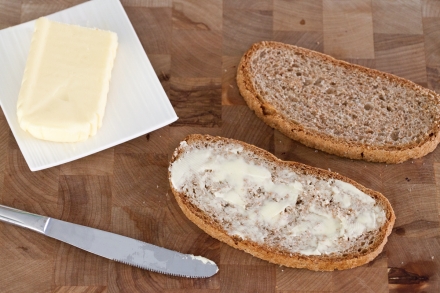 Preparazione Panino aringa e ravanelli - Fase 2 Preparazione Panino aringa e ravanelli - Fase 2