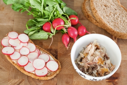 Preparazione Panino aringa e ravanelli - Fase 3 Preparazione Panino aringa e ravanelli - Fase 3