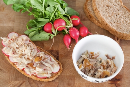 Preparazione Panino aringa e ravanelli - Fase 3 Preparazione Panino aringa e ravanelli - Fase 3