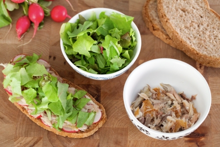 Preparazione Panino aringa e ravanelli - Fase 4 Preparazione Panino aringa e ravanelli - Fase 4