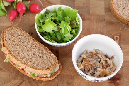 Preparazione Panino aringa e ravanelli - Fase 4 Preparazione Panino aringa e ravanelli - Fase 4