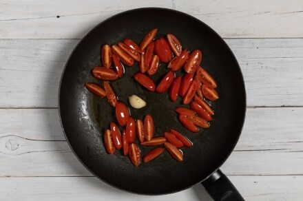 Preparazione Pasta con pomodorini e tapenade - Fase 1