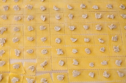 Preparazione Cappelletti in brodo - Fase 5