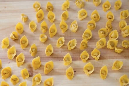 Preparazione Cappelletti in brodo - Fase 5