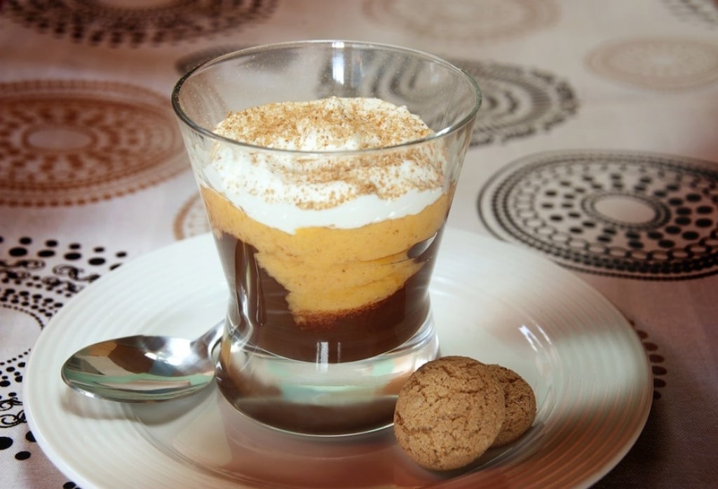 Ricetta Bicchiere con cioccolato, caco, panna e amaretto ...