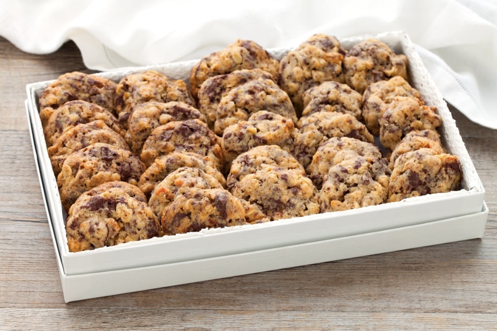 Biscotti con cioccolato, noci e fiocchi d'avena in barattolo e senza  glutine