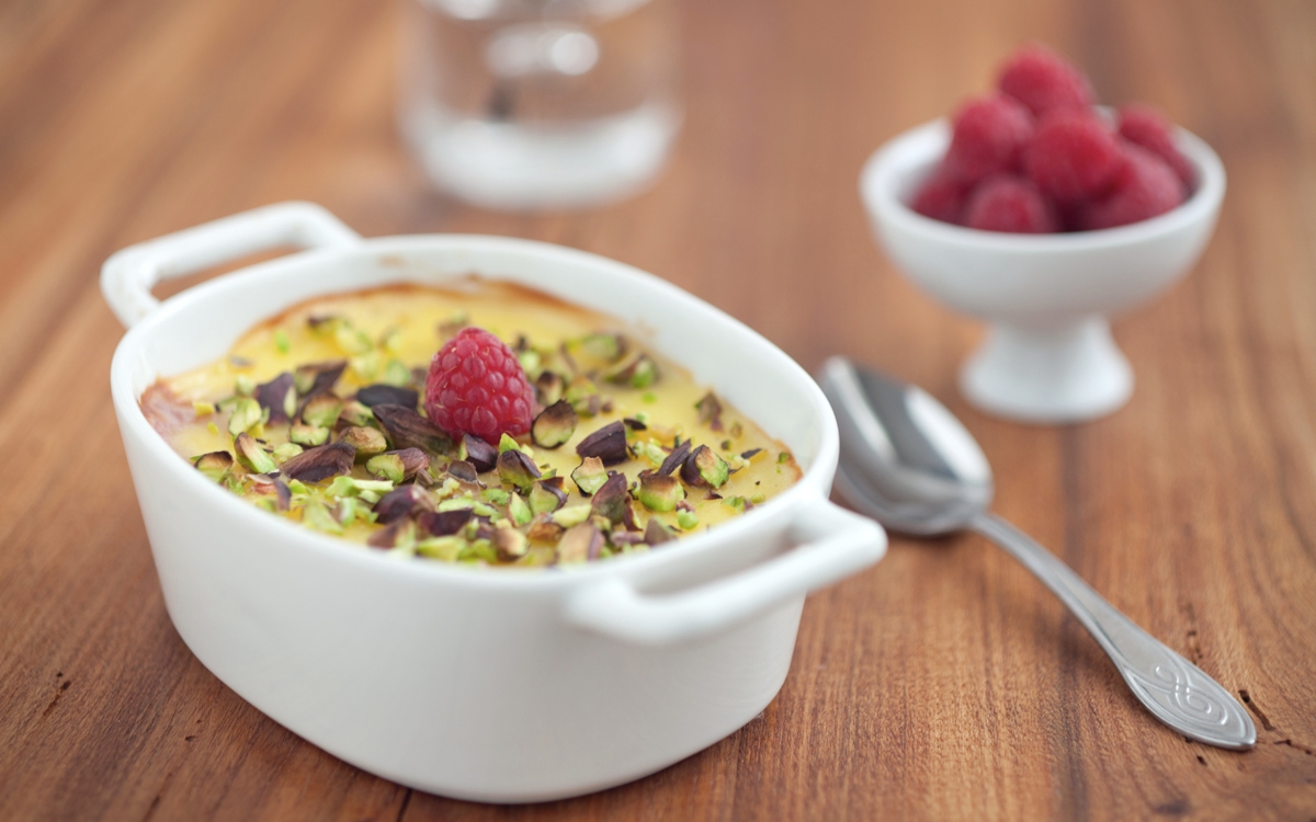 Ricetta Budino al latticello e latte condensato con salsa al frutto della  passione e lamponi - Cucchiaio d'Argento