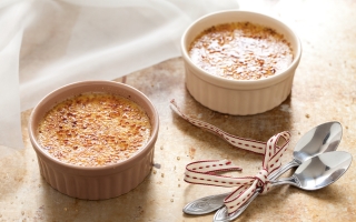 Ricetta Budino al latticello e latte condensato con salsa al frutto della  passione e lamponi - Cucchiaio d'Argento