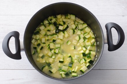Preparazione Risotto con zucchine, fiori di zucca e pomodoro - Fase 3