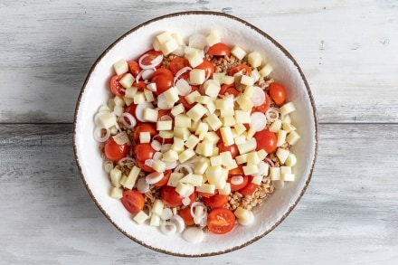 Ricetta Insalata di farro, pomodori, olive e pecorino - Cucchiaio d'Argento