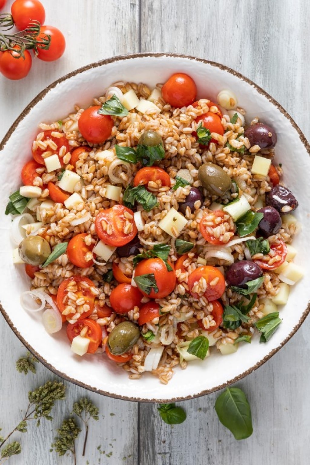 Ricetta Insalata di farro, pomodori, olive e pecorino - Cucchiaio d'Argento