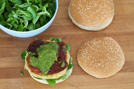 Ricetta Hamburger vegetariano con zucchine, pomodori secchi e pesto -  Cucchiaio d'Argento