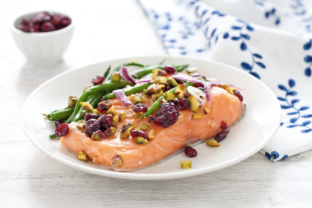 Filetto di salmone al cartoccio con fagiolini, mirtilli rossi e pistacchi