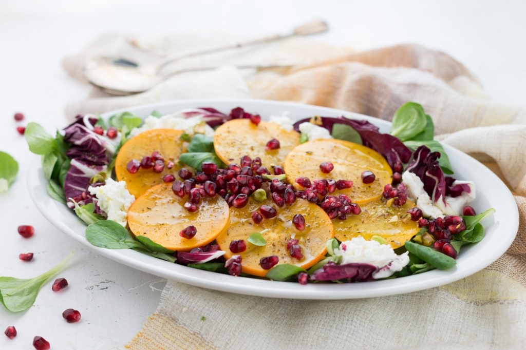 Ricetta Insalata con melagrana e cachi mela - Cucchiaio d ...