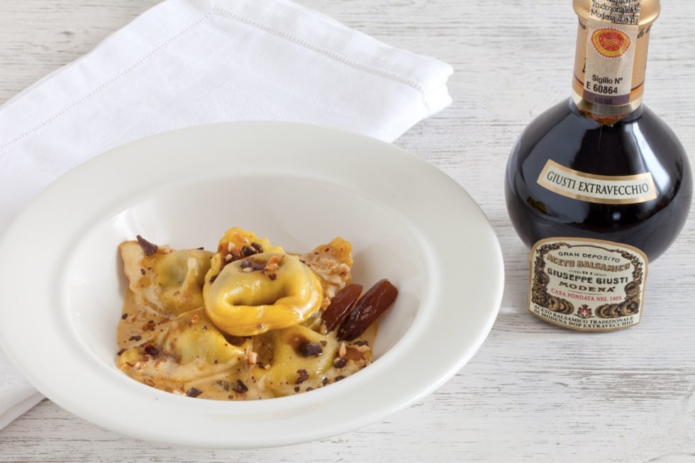 Tortelloni ripieni di cioccolato fondente e nocciole con datteri e zabaione al balsamico ricetta