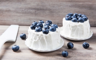 Ricetta Budino al latticello e latte condensato con salsa al frutto della  passione e lamponi - Cucchiaio d'Argento