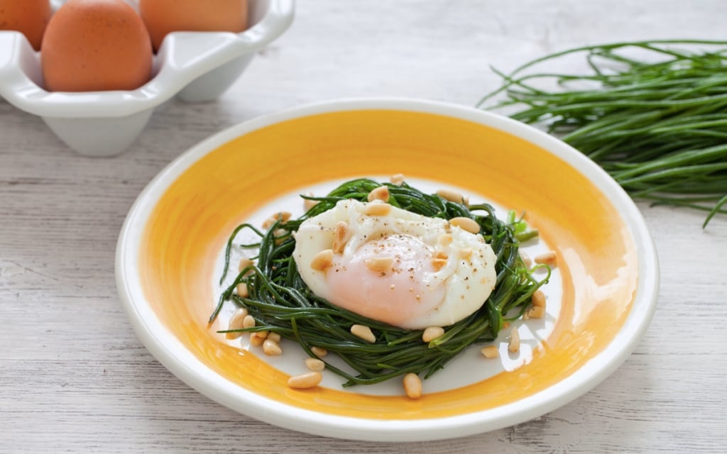 Uovo in camicia nel nido di agretti (barba di frate) - Cucina Naturale