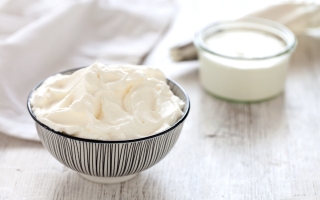 Ricetta Budino al latticello e latte condensato con salsa al frutto della  passione e lamponi - Cucchiaio d'Argento