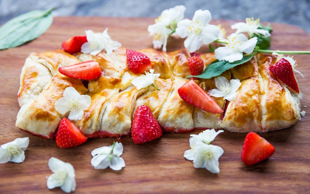 Ricetta Treccia di pasta sfoglia alle fragole - Cucchiaio d'Argento