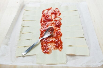 Preparazione Treccia di pasta sfoglia alle fragole  - Fase 1