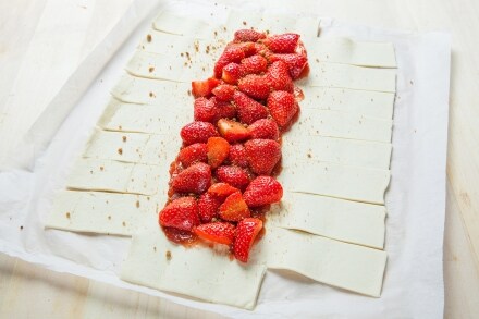 Preparazione Treccia di pasta sfoglia alle fragole  - Fase 2