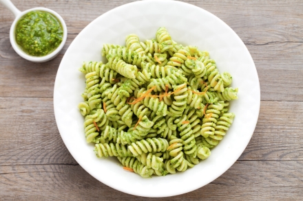 Preparazione Fusilli al pesto di foglie di ravanelli - Fase 3 Preparazione Fusilli al pesto di foglie di ravanelli - Fase 3