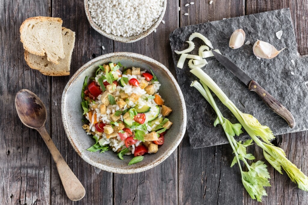 Minestra fredda di pane e riso con verdure