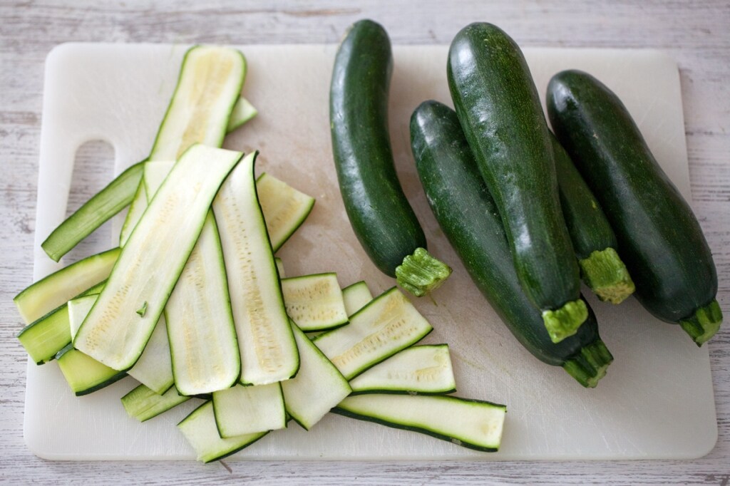 Parmigiana bianca di zucchine nella friggitrice ad aria