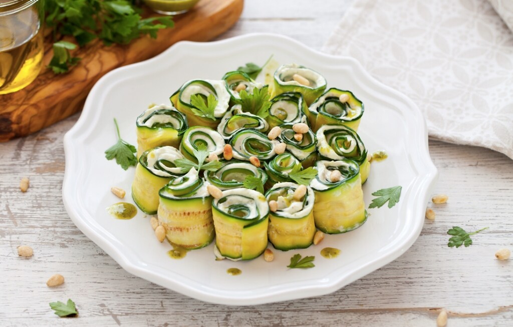 Rotolini di zucchine grigliate con formaggio, pesto ed erbette