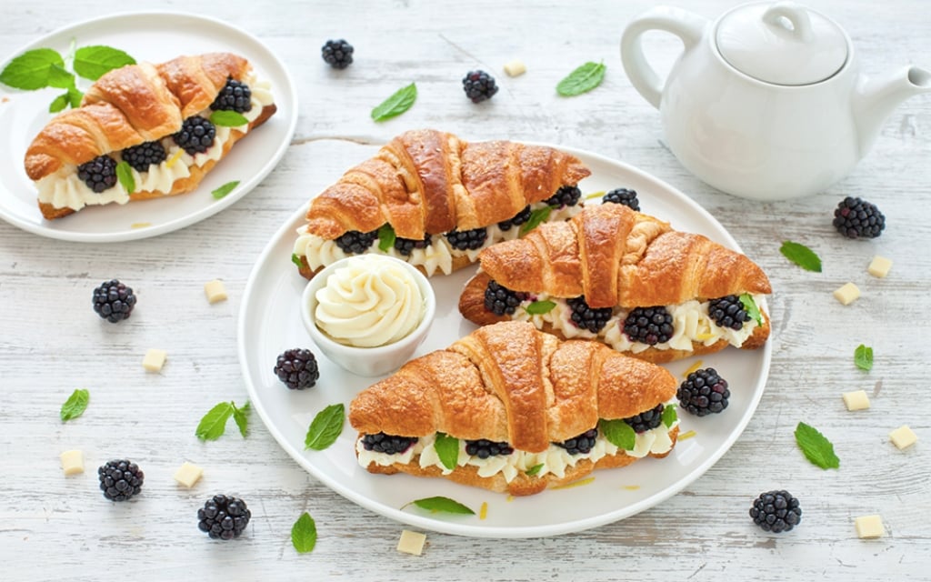 Ricetta Croissant con ganache al cioccolato bianco, more e menta - Cucchiaio  d'Argento