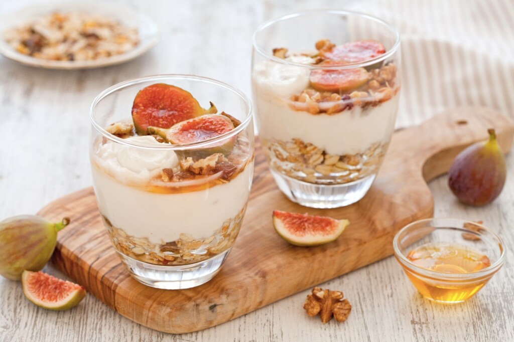 Parfait di yogurt, muesli alla frutta secca, fichi rosa e miele