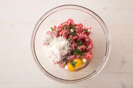 Preparazione Polpette con panatura di corn flakes e salsa al miele di castagno e birra - Fase 1 Preparazione Polpette con panatura di corn flakes e salsa al miele di castagno e birra - Fase 1