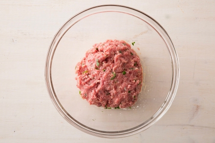 Preparazione Polpette con panatura di corn flakes e salsa al miele di castagno e birra - Fase 1 Preparazione Polpette con panatura di corn flakes e salsa al miele di castagno e birra - Fase 1