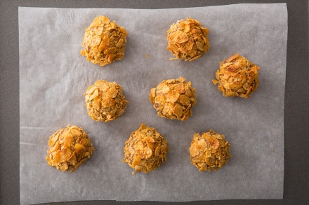 Preparazione Polpette con panatura di corn flakes e salsa al miele di castagno e birra - Fase 3 Preparazione Polpette con panatura di corn flakes e salsa al miele di castagno e birra - Fase 3