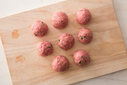 Preparazione Polpette con panatura di corn flakes e salsa al miele di castagno e birra - Fase 2 Preparazione Polpette con panatura di corn flakes e salsa al miele di castagno e birra - Fase 2