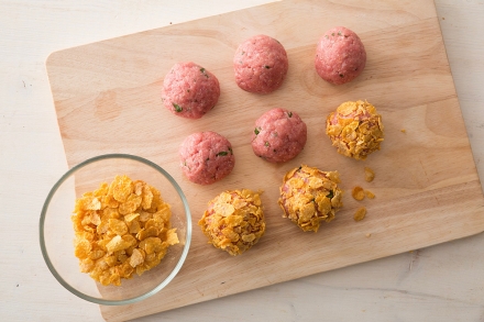 Preparazione Polpette con panatura di corn flakes e salsa al miele di castagno e birra - Fase 2 Preparazione Polpette con panatura di corn flakes e salsa al miele di castagno e birra - Fase 2