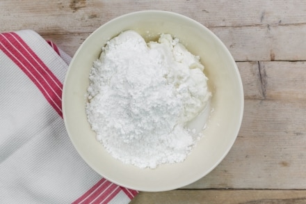 Preparazione Zuccotto natalizio con ricotta e savoiardi - Fase 1