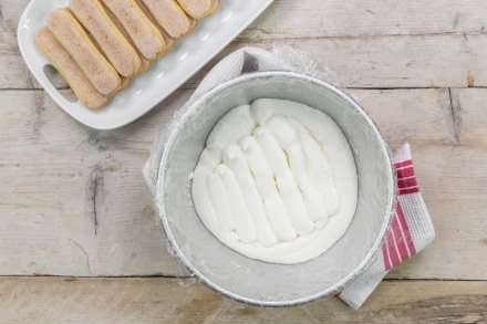 Preparazione Zuccotto natalizio con ricotta e savoiardi - Fase 3