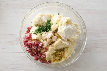 Preparazione Gnocchi di pane al salame - Fase 2