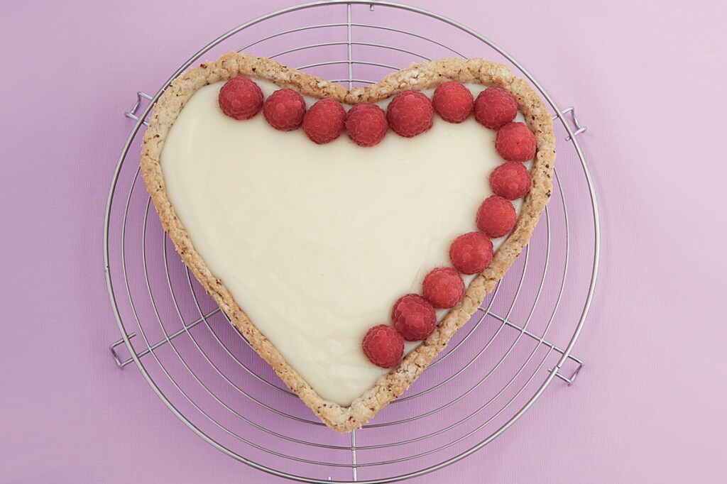 Ricetta Crostata alla rosa con crema, cioccolato e lamponi - Cucchiaio  d'Argento