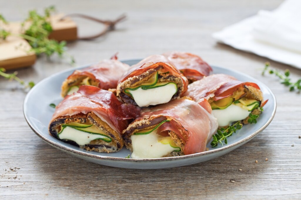 Involtini di melanzane e zucchine con speck e mozzarella