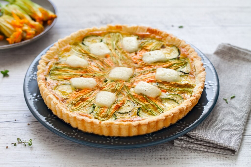 Quiche alle zucchine, fiori di zucca e mozzarella