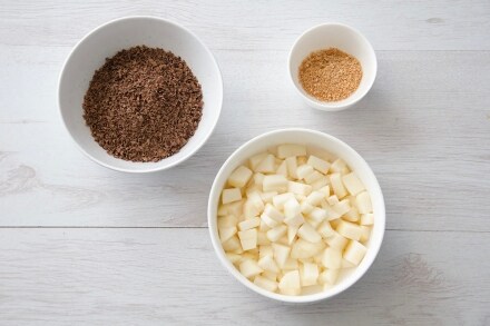Preparazione Torta alle mandorle con pere e cioccolato - Fase 2